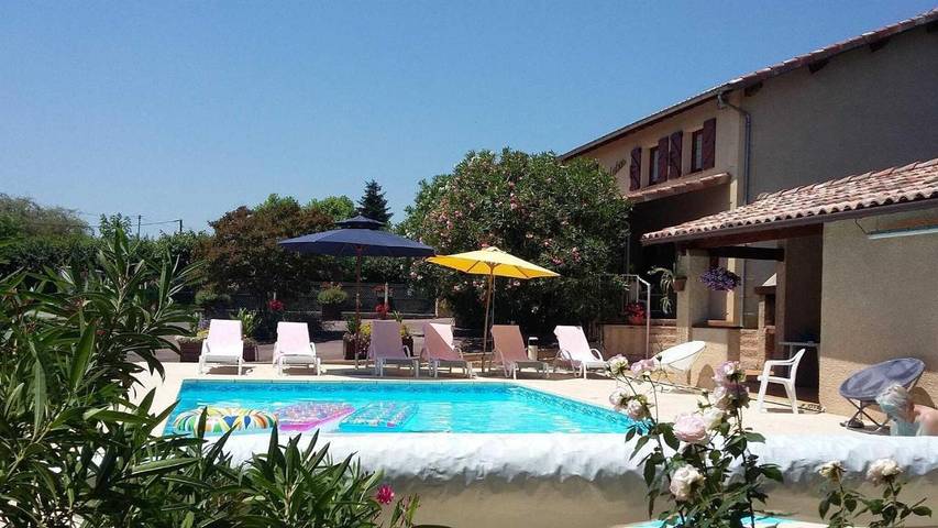 Location de vacances pour 9 personnes, avec Terrasse ainsi que Jardin et Piscine dans Ciadoux