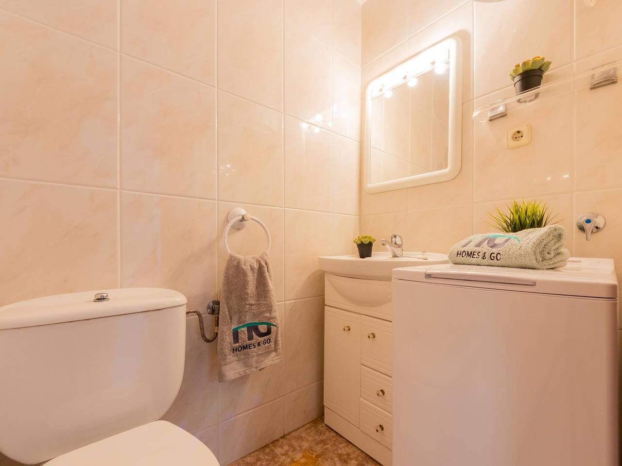 Apartamento entero, Bell Racó Basic Iv, apartamento en primera línea de playa con Wifi gratuito y terraza privada en La Pineda in La Pineda, Platja de la Pineda