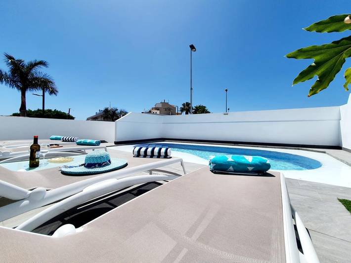 Location de vacances pour 5 personnes, avec vue sur l’océan ainsi que piscine et jardin, adapté aux familles dans La Caleta - 2