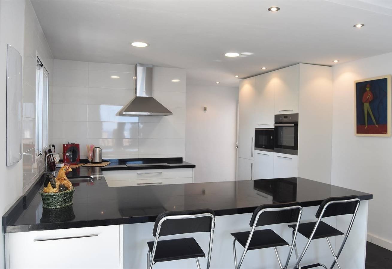 Villa "Casa Green" avec vue sur mer, piscine, Wi-Fi, A/C, terrasse et jardin in Urbanizacion Calahonda, Mijas