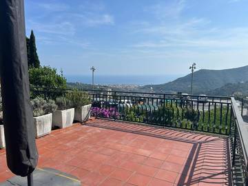 Gîte pour 3 personnes, avec vue et terrasse à Leivi
