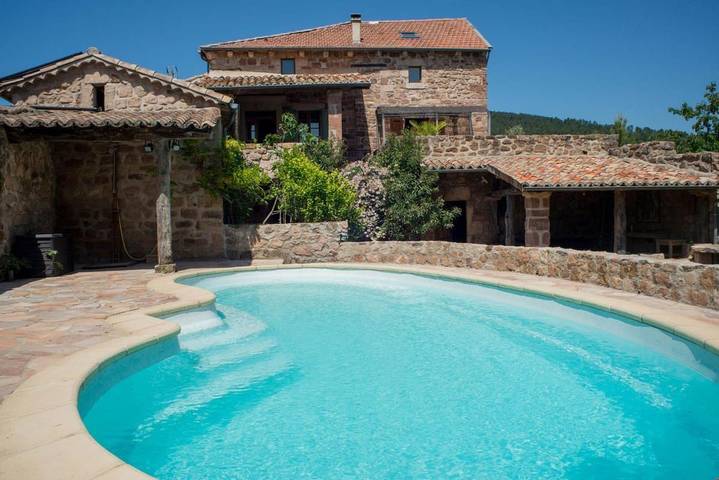 Gîte pour 12 personnes, avec jacuzzi et terrasse ainsi que jardin et piscine
