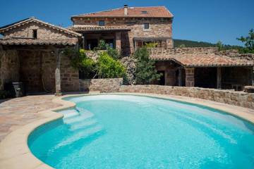 Gîte pour 12 personnes, avec terrasse et jacuzzi ainsi que piscine et jardin à Planzolles