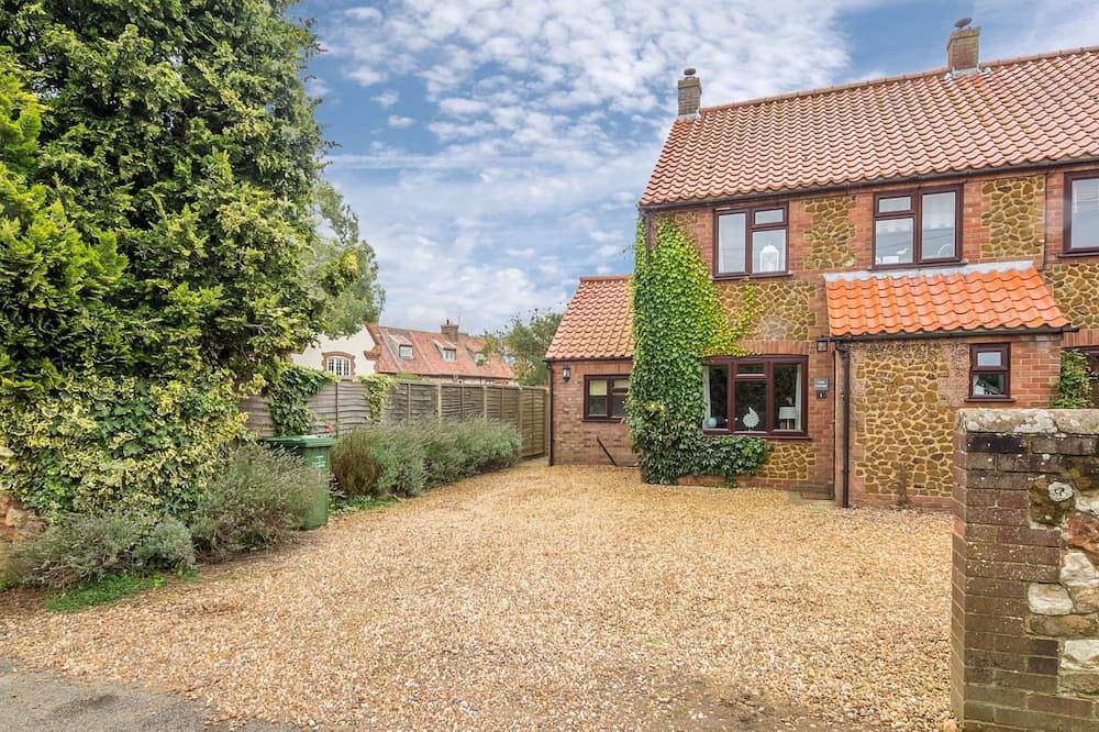 Tide Cottage, Holme-next-the-Sea, Norfolk in Holme-next-the-Sea, Norfolk Coast