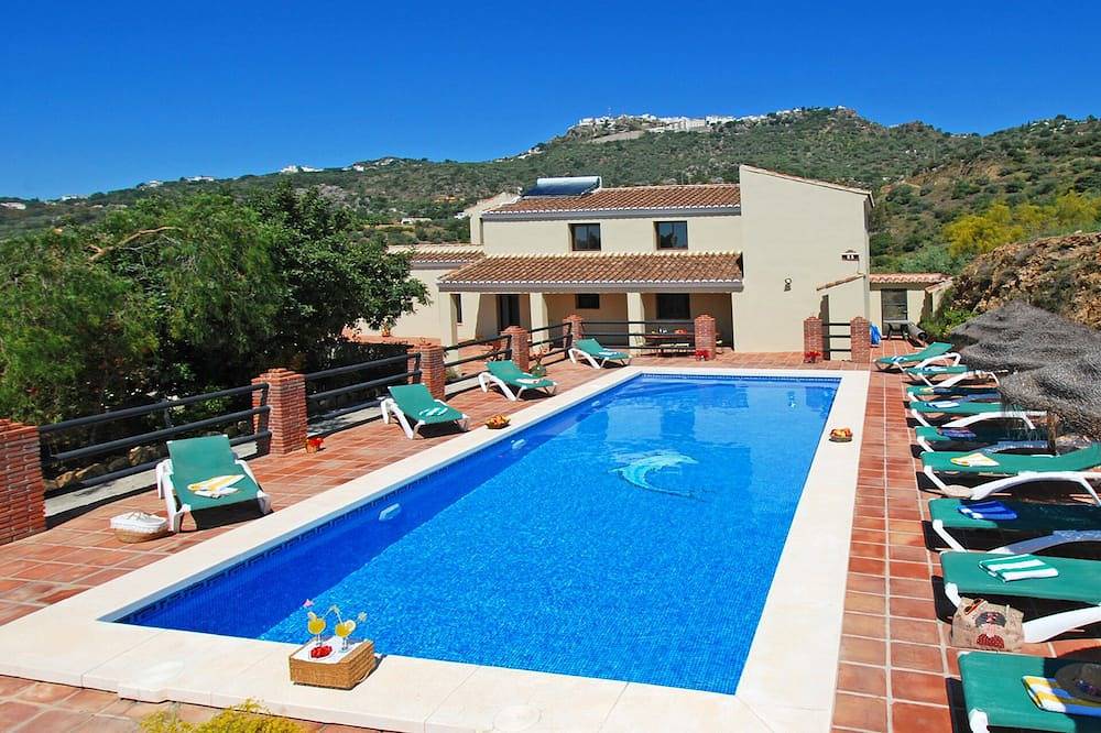 Villa Poyatos, 14 Pers, Piscina Climatizada, Wifi, Petfriendly, vista al mar in Comares, Provincia de Málaga