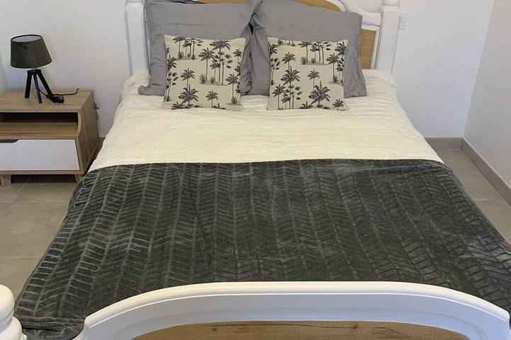 Location de vacances pour 6 personnes, avec jardin et terrasse à Saint-Julien-de-Peyrolas - 2