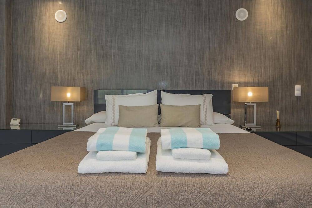 Quiet Villa with wonderful views of the golf courses! in Aroeira, Charneca de Caparica e Sobreda