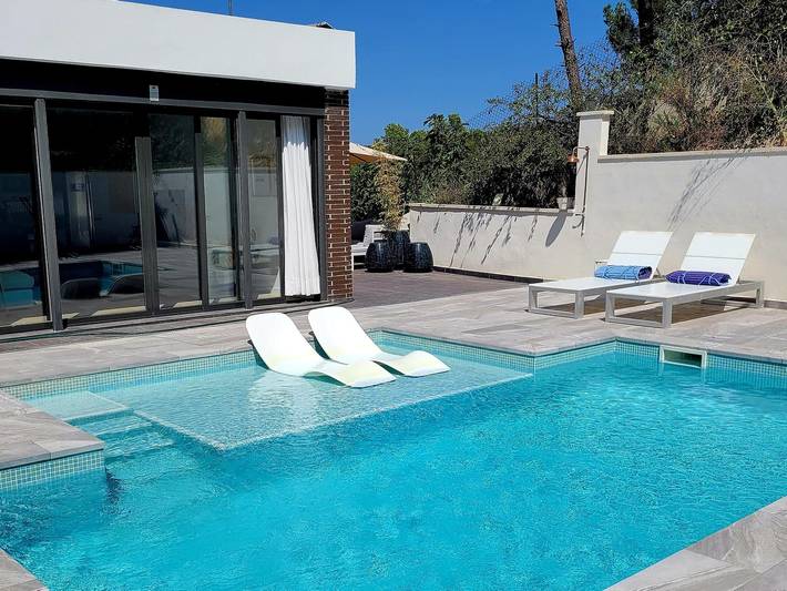 Apartamento para 5 personas, con Jacuzzi además de Jardín y Piscina en Olivella