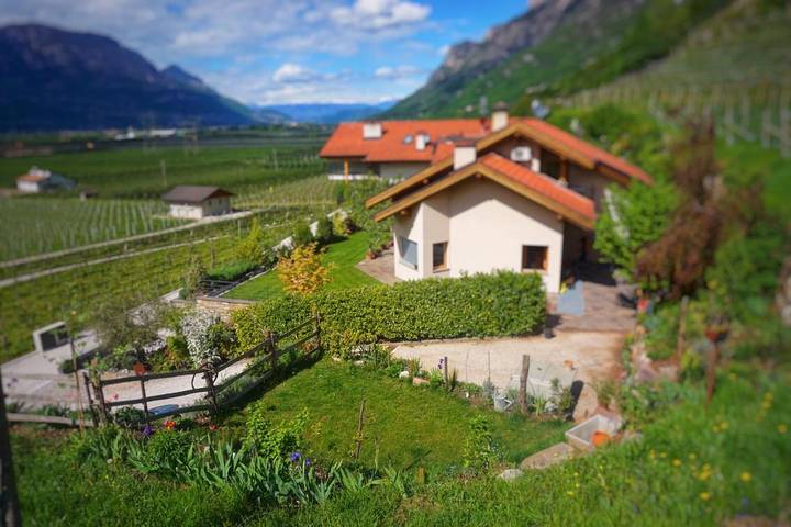 Gîte pour 5 personnes, avec Balcon et Terrasse ainsi que Jardin et Vue à Salorno