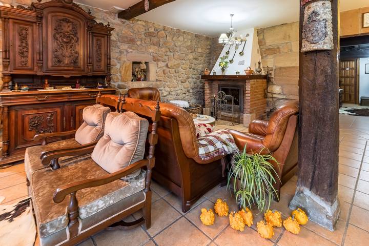Casa Rural 'Velarde Apto 2' con Vistas a la Montaña, Jardín Privado y Wi-Fi in Viernoles, Torrelavega