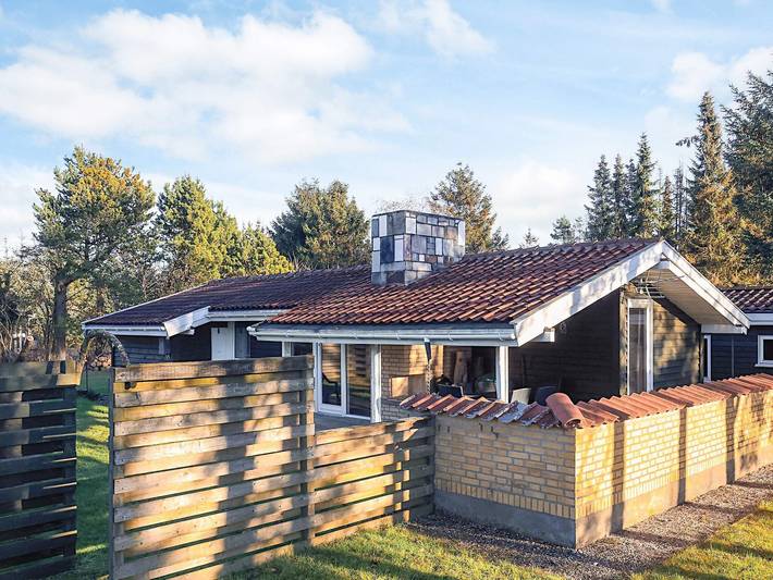 Ferieudlejning for 6 personer, med Terrasse og Have i Hals