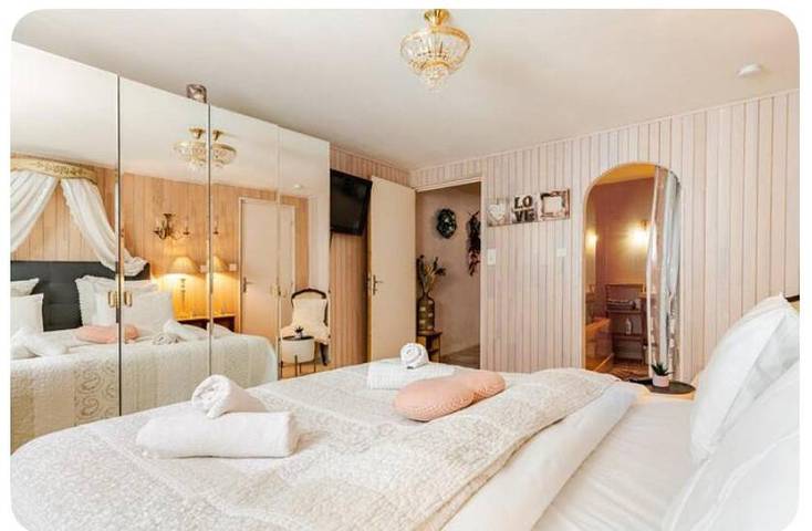 Maison d’hôte pour 2 personnes, avec piscine et sauna ainsi que jardin et jacuzzi à Sarlat-la-Canéda