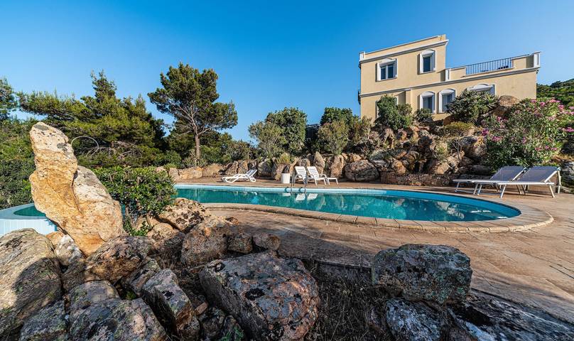 Villa Aquila Giardino – Nature Retreat with Panoramic Views and Private Pool in Pula Området, Cagliari-provinsen