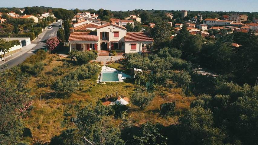 Location de vacances pour 10 personnes, avec jardin ainsi que piscine et vue, animaux acceptés à Ortaffa - 4