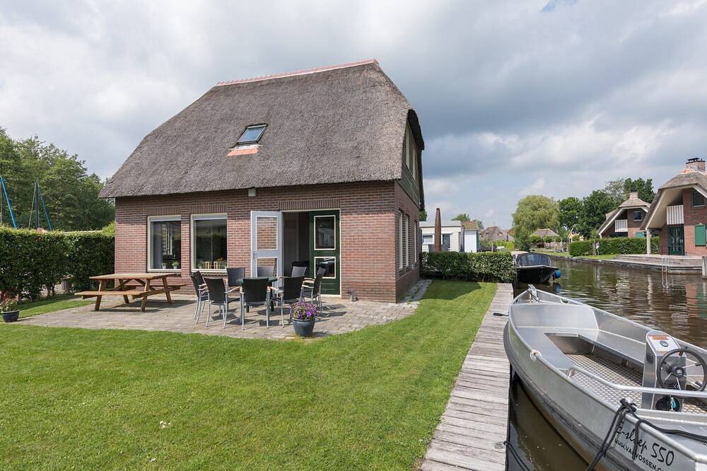 Rustikal-schicke Villa mit Strohdach in Nationalpark Weerribben-Wieden