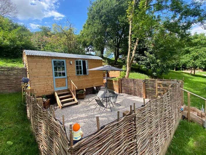 Camping for 2 people, with garden and pool as well as view, with pets in Yorkshire