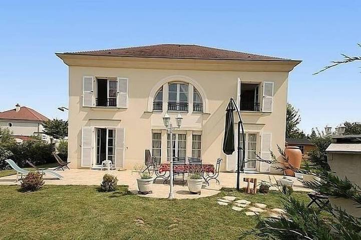 Villa pour 10 personnes, avec terrasse et jardin - 1