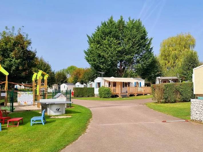 Camping pour 3 personnes, avec Jacuzzi ainsi que Terrasse et Bassin pour enfant dans Grand Est