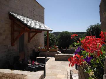 Gîte pour 5 personnes, avec jardin et vue ainsi que terrasse et piscine dans Massegros Causses Gorges