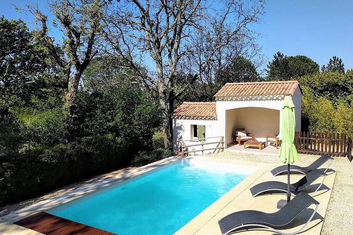 Location de vacances pour 6 personnes, avec jardin et piscine à Saint-Privat-de-Champclos