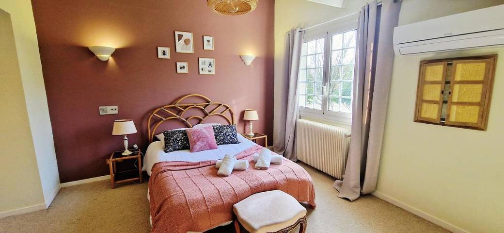 Location de vacances pour 2 personnes, avec jardin et terrasse ainsi que vue et piscine à Gaillan-en-Médoc