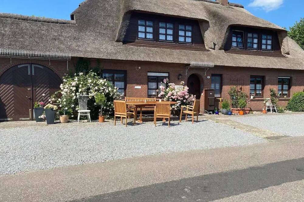 Ganze Wohnung, Reetdach-App. \"Landhus achter de Kark - Stüerboord\" in Poppenbüll für 2 Personen in Poppenbüll, Eiderstedt