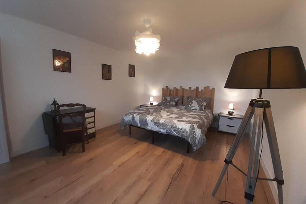 Gîte Rénové en Tuffeau avec Jardin, Animaux Bienvenus in Restigné, Vallée de la Loire