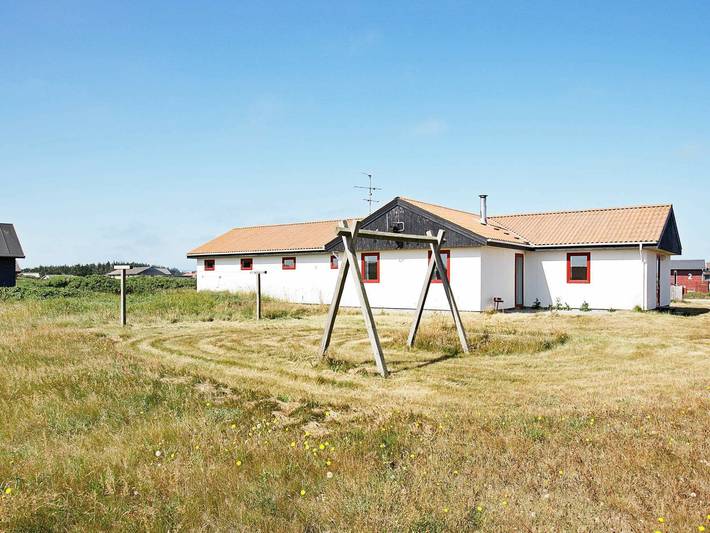 Ferieudlejning for 10 personer, med pool og terrasse, børnevenlig i Harboøre