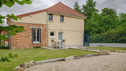 Location de vacances pour 8 personnes, avec terrasse et jardin à Brévonnes