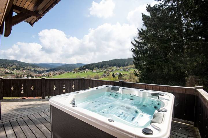 Ferienhaus für 8 Personen, mit Balkon und Whirlpool sowie Terrasse und Garten