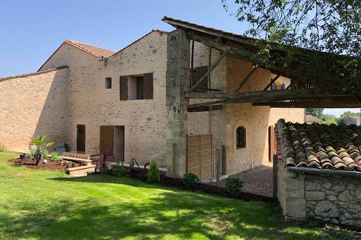 Gîte pour 6 personnes, avec Terrasse ainsi que Jardin et Piscine