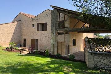 Gîte pour 6 personnes, avec terrasse et jardin à Villefranche-de-Lonchat