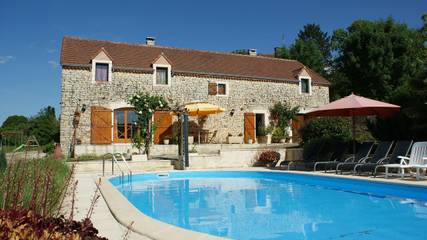 Gîte pour 10 personnes, avec terrasse ainsi que jardin et piscine, animaux acceptés à Thédirac