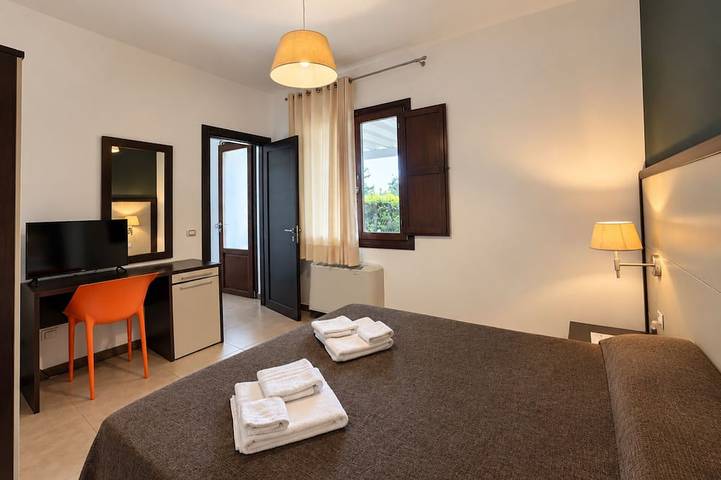 Appartamento intero, Bellissimo appartamento per 2 persone con piscina, A/C, WIFI, TV, patio e vista panoramica in Mazzarino, Provincia di Caltanissetta