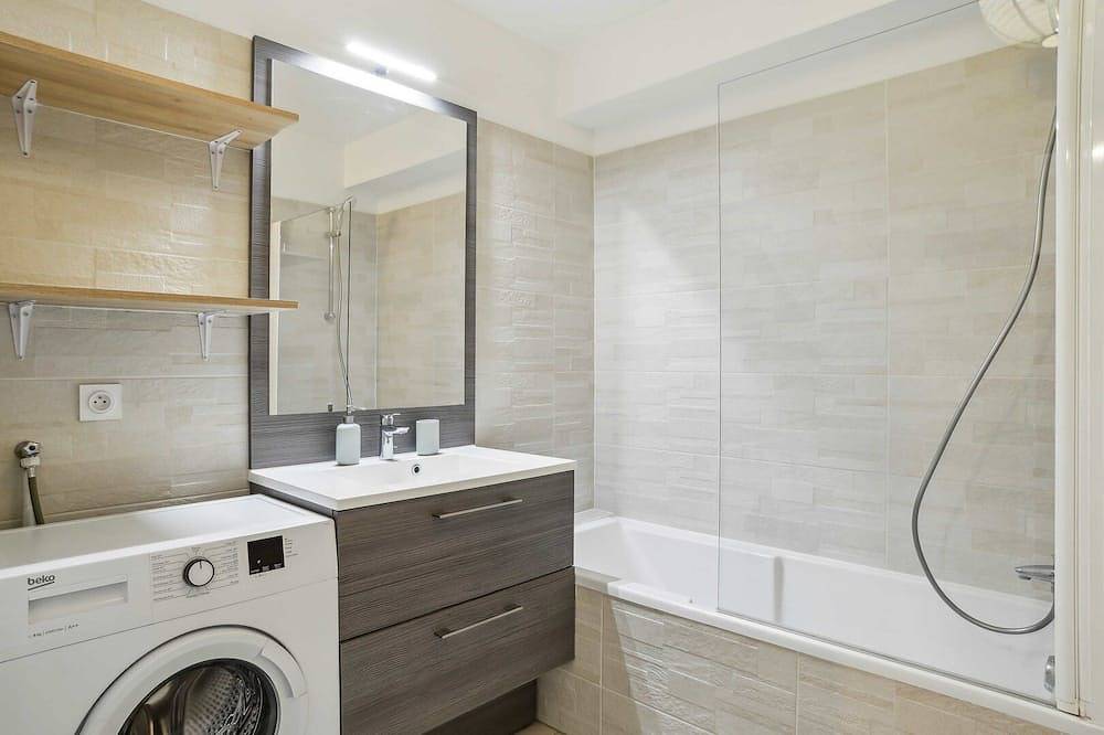 Entire apartment, The Peaceful - with terrace and private parking in Suresnes, Hauts-de-Seine
