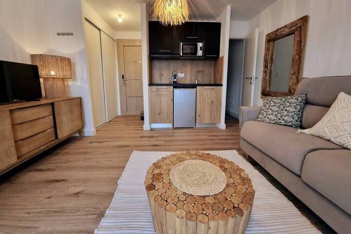 Gîte pour 2 personnes, avec terrasse ainsi que piscine et jardin dans Plage Cala Rossa