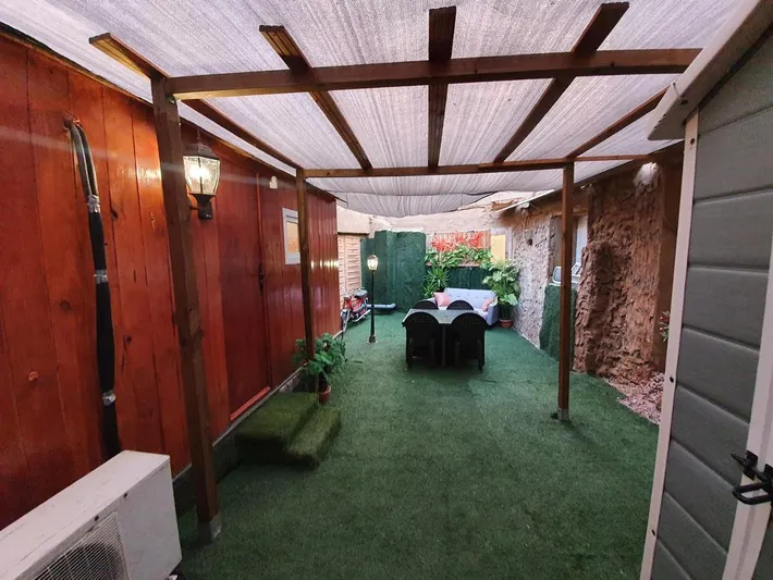 Tente pour 4 personnes, avec terrasse et jardin - 1