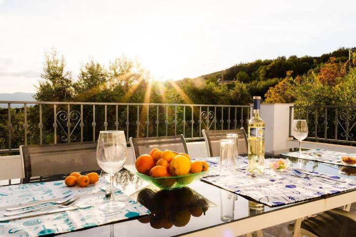 Casa rural para 8 personas, con vistas además de terraza y jardín en Lanjarón