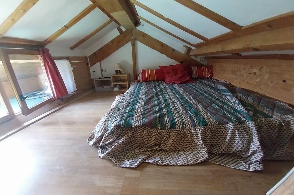 Un petit paradis avec une grande piscine pour 6 personnes. in Grambois, Parc naturel régional du Luberon