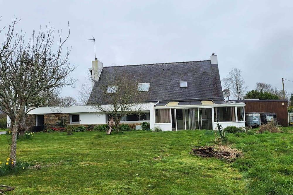 Weekly rental house with swimming pooleur 5 km from the beach in Plonéour-Lanvern, Côte de Cornouaille
