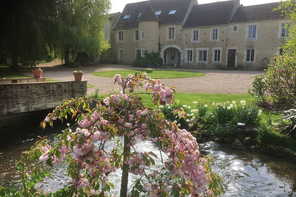 Coeur de Combray, sleeps 44 with pool & function space set in beautiful gardens in Ernes, Région de Caen