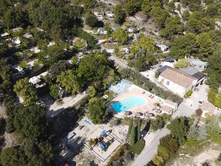 Camping pour 4 personnes, avec Balcon ainsi que Terrasse et Bassin pour enfant