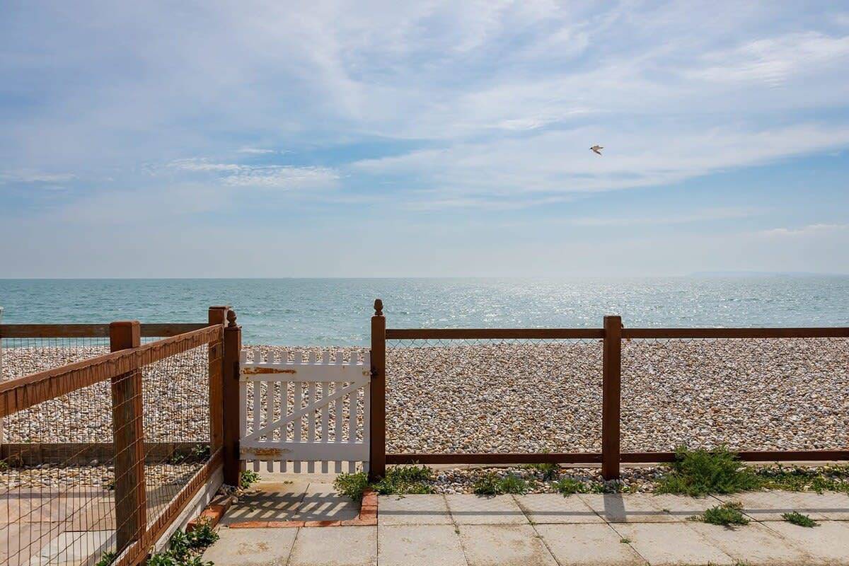 Sunny seafront chalet - sleeps 6 in West Wittering, West Sussex