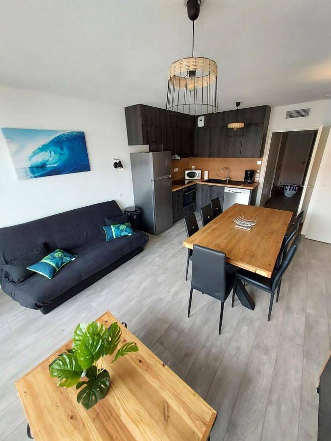 Gîte pour 8 personnes, avec terrasse et piscine dans Office De Tourisme De Mimizan