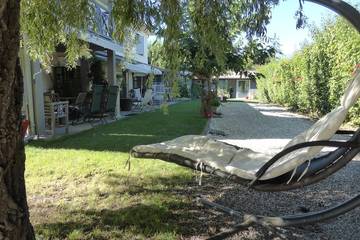 Gîte pour 2 personnes, avec jardin et sauna ainsi que terrasse et jacuzzi à Latresne