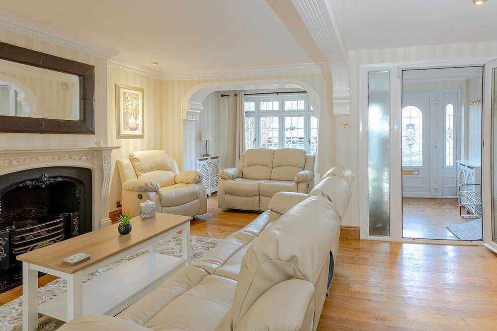Spacious, clean & comfy 3 bed semi-detached house, in Reading, Berkshire