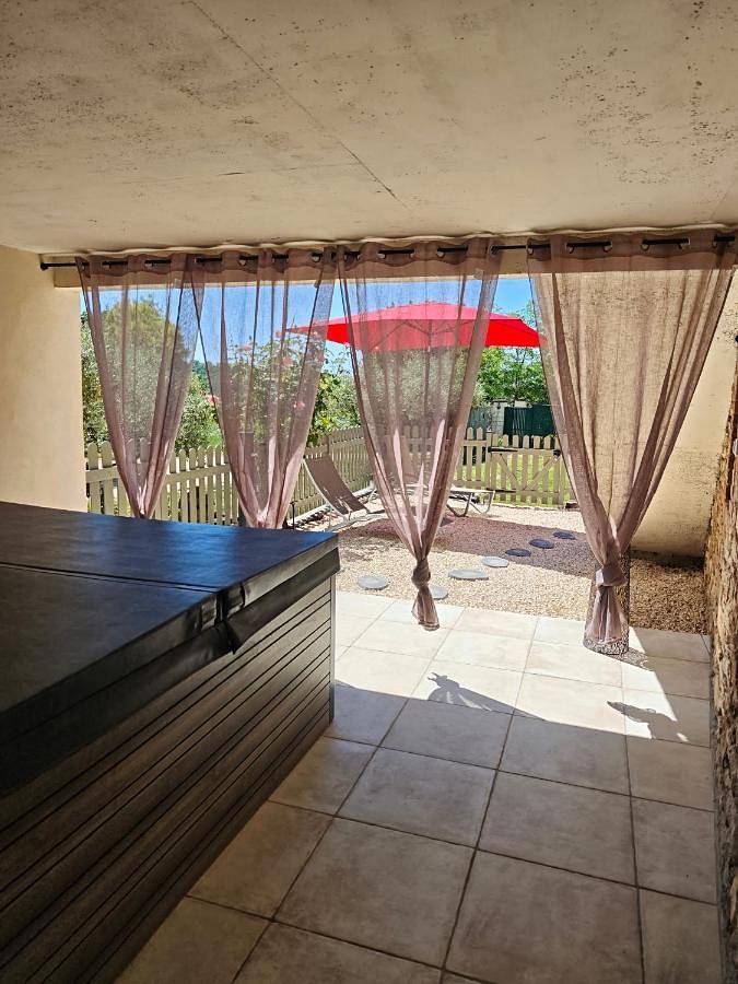 Location de vacances pour 7 personnes, avec jardin et jacuzzi, adapté aux familles à Saint-Jean-de-Ceyrargues - 4