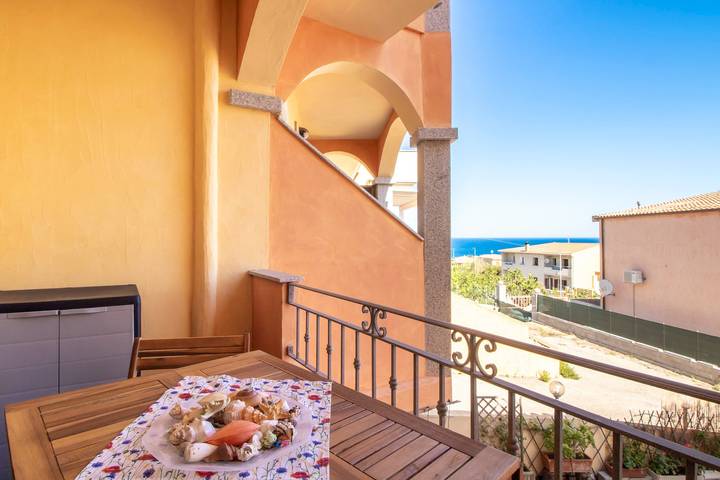 Appartamento per 3 persone, con balcone a Lu Bagnu
