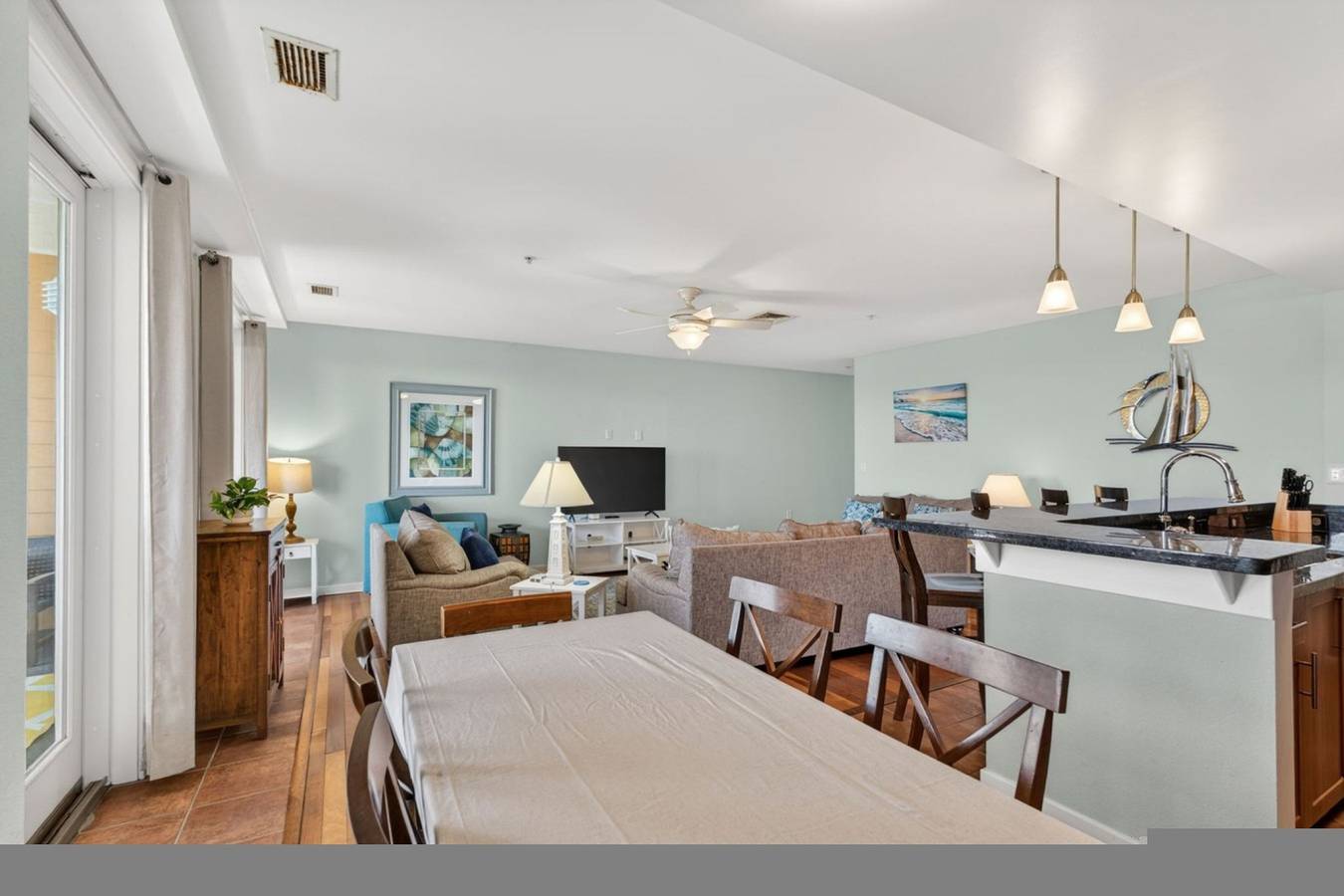 Entire apartment, New! Oceanfront Penthouse/ 2 Decks/ Pool/Beach/Gym in Virginia Beach