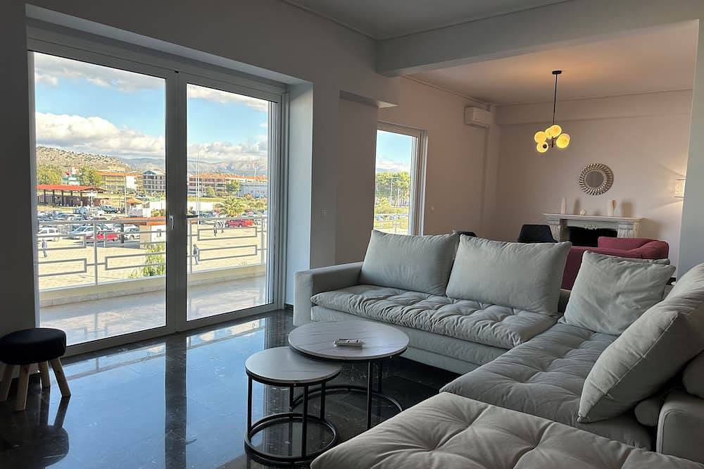 Geheel appartement, Big size appartment at the port of the old city of Nafplio with view to the sea. in Nauplion, Argolis